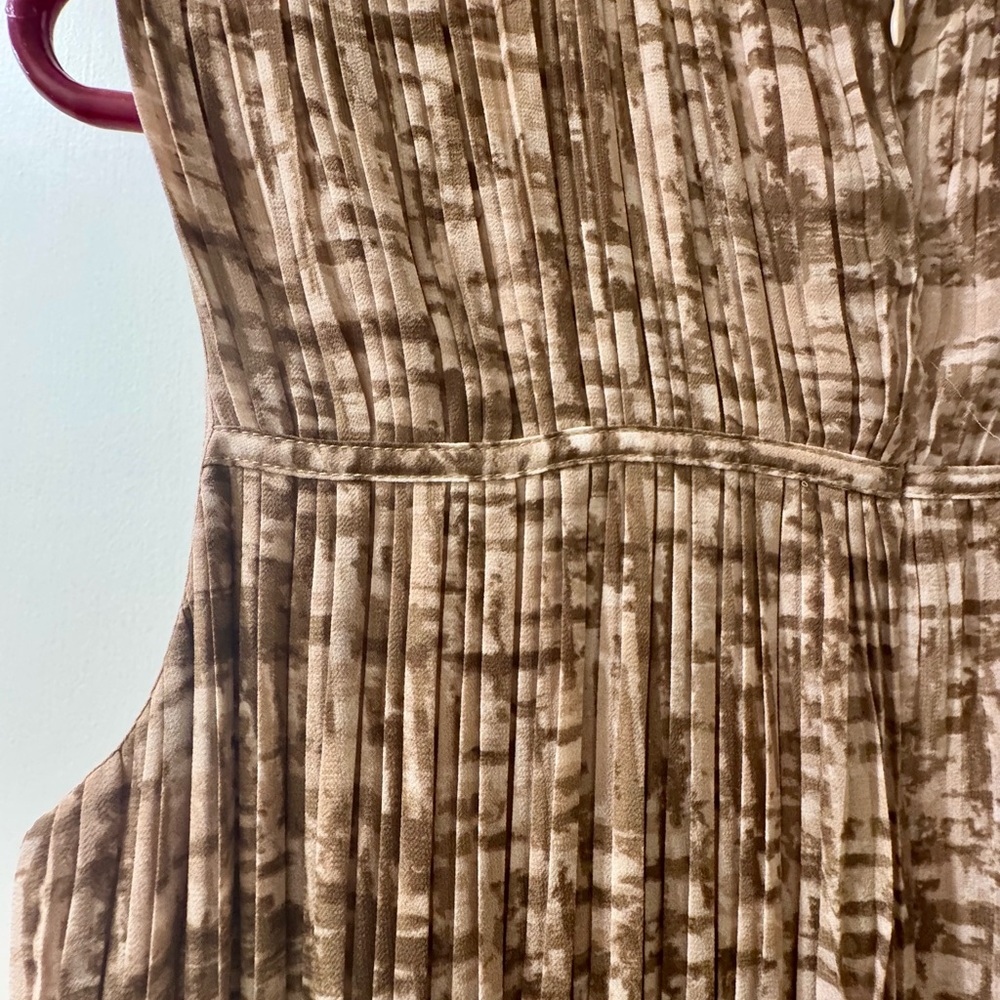 ZOE AND CLAIRE Pleat Sleeveless Midi Dress in Mink Multi Sz Medium - Picture 3 of 8
